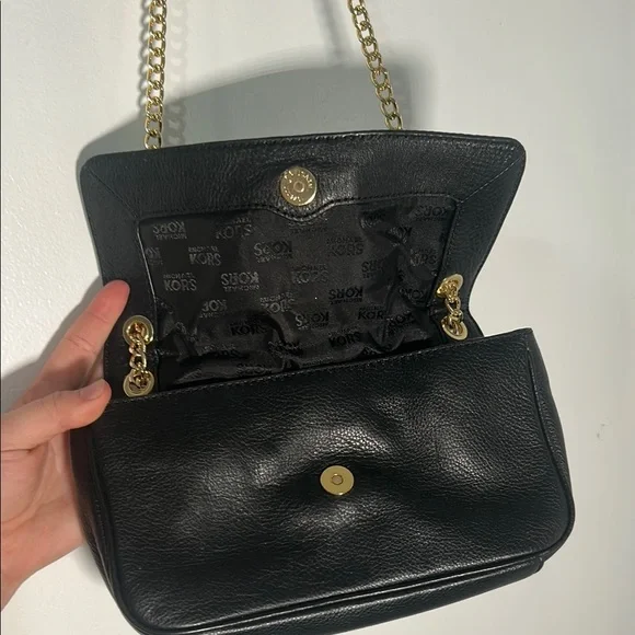 Michael Kors Black and Gold Adjustable Crossbody Bag with Elegant Design - Picture 8 of 11